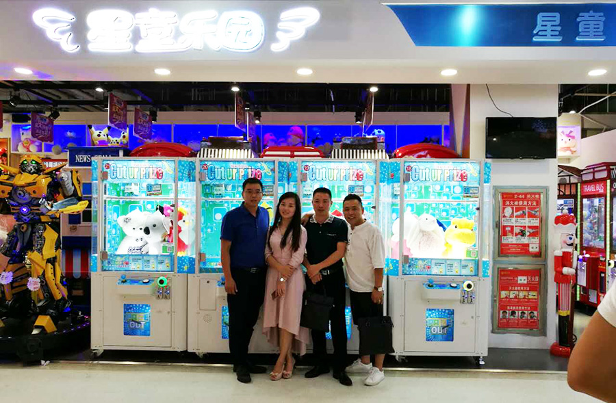 立而方剪刀禮品機(jī)大娃娃機(jī)廠家