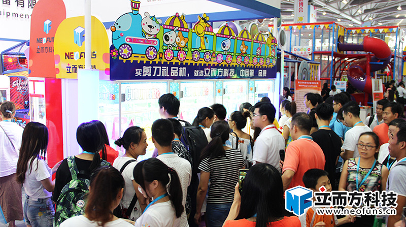 廣州立而方剪刀禮品機大娃娃機中山展會