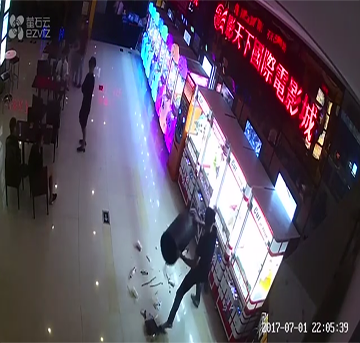男子剪不到娃娃，一時(shí)沖動(dòng)怒砸剪刀禮品機(jī)