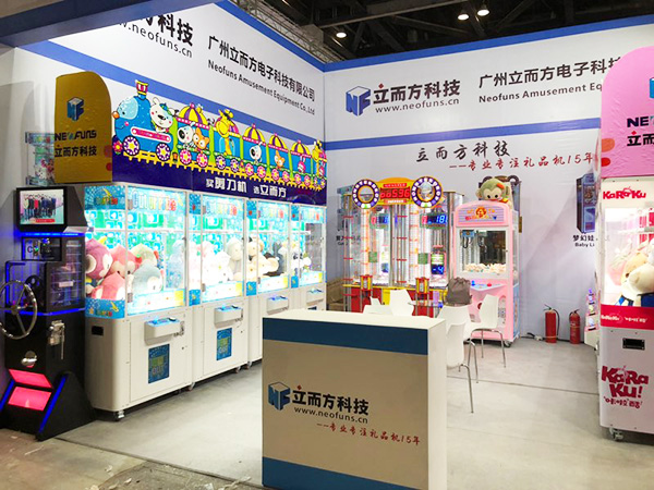 立而方北京展剪刀娃娃機