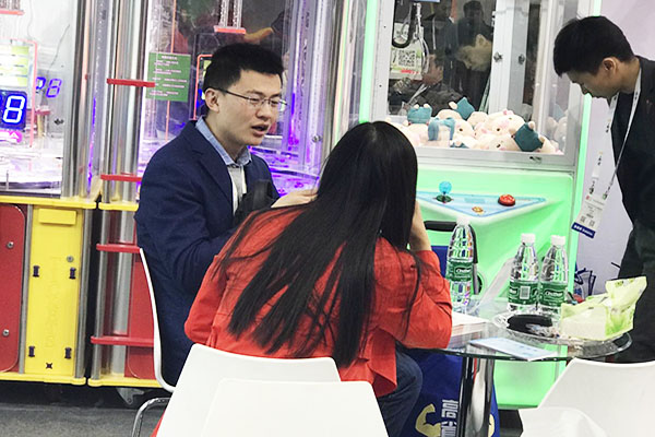 立而方北京展剪刀<a href='/lpj.htm' class='keys' title='點擊查看關于禮品機的相關信息' target='_blank'>禮品機</a>