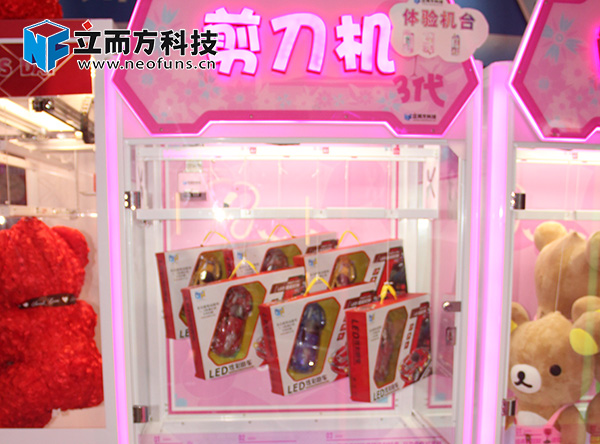 立而方<a href='/jiandaoji.htm' class='keys' title='點擊查看關(guān)于剪刀機的相關(guān)信息' target='_blank'>剪刀機</a>三代娃娃機