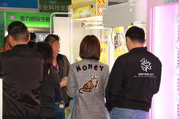 立而方剪刀機<a href='/lpj.htm' class='keys' title='點擊查看關于禮品機的相關信息' target='_blank'>禮品機</a>