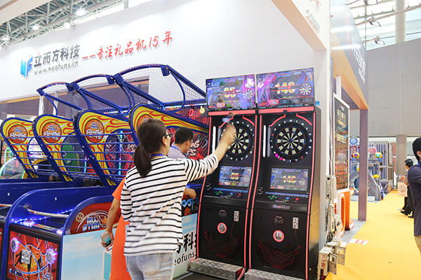 立而方飛鏢機