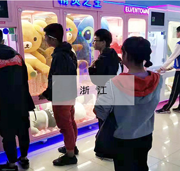 三個(gè)大男人沉迷電玩城抓娃娃機(jī)次次“滿載而歸”？立而方新聞