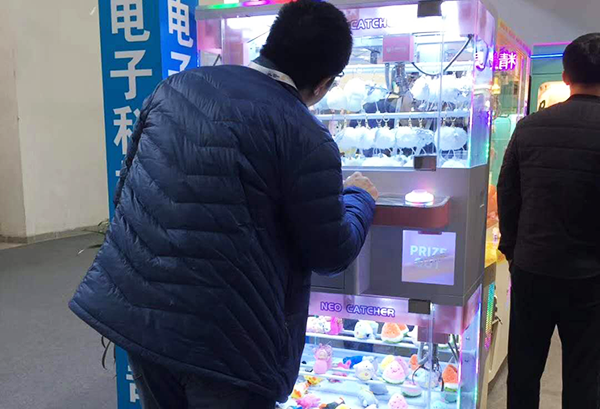 四人抓娃娃機