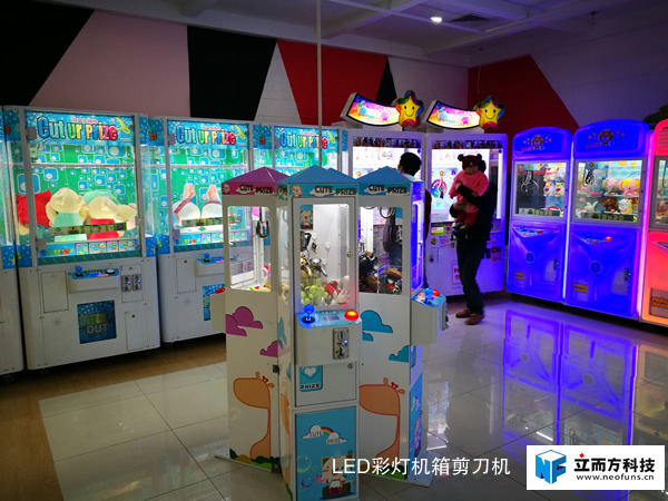 LED彩燈機箱剪刀機