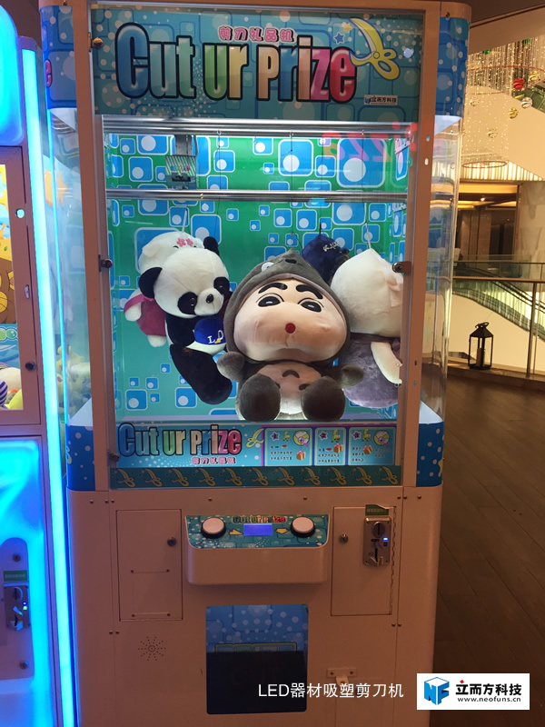 LED器材吸塑<a href='/jiandaoji.htm' class='keys' title='點擊查看關于剪刀機的相關信息' target='_blank'>剪刀機</a>